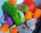 Foto del paso 1 de la receta: Sopa de besugos con gambas frescas pequeñas