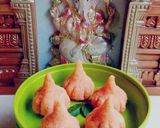 कोकोनट गुलकंद मोदक (coconut gulkand modak recipe in marathi) रेसिपी स्टेप 3 फोटो 