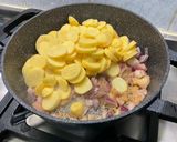 Une image de l'étape 7 de Pommes de terre sautées à l'oignon rouge.