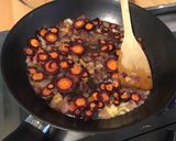 Une image de l'étape 8 de Tagliatelles de saucisses fumées aux carottes violettes et oignon rouge.