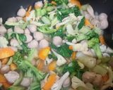Foto langkah ke 4 dari resep Capcay with Shimeji Mushroom.