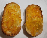 Foto del paso 2 de la receta: Tostadas con mermelada de naranja, requesón y miel de flores