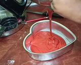 हार्ट शेप रेड वेलवेट केक (heart shape Red velvet cake recepie in hindi) रेसिपी चरण 4 फोटो