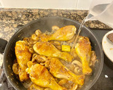 Foto del paso 5 de la receta: Muslitos de pollo con champiñones