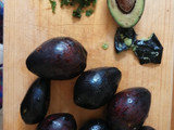 Tapas de aguacate y huevos volteados
