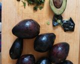 Foto del paso 1 de la receta: Tapas de aguacate y huevos volteados