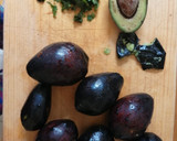 Foto del paso 1 de la receta: Tapas de aguacate y huevos volteados