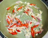 Foto langkah ke 2 dari resep Tumis Sarden Tomat Kemangi.