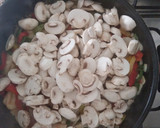Foto del paso 1 de la receta: Tortellinis de Carne con pollo, Pimientos y Champiñones