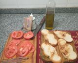 Foto del paso 1 de la receta: Pan tostado con tomate y anchoa