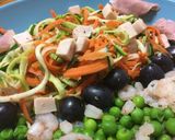 Foto del paso 2 de la receta: Noodles de calabacín y zanahoria con verduras y gambas