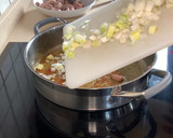 Foto del paso 3 de la receta: Pavo guisado con alcachofas y guisantes