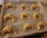 Foto del passaggio 6 della ricetta Cornetti con marmellata a limone