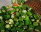 A picture of step 3 of Pyaz wali bhindi.