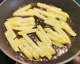 Foto del paso 1 de la receta: Huevos rotos con Foie y patatas fritas