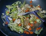 รูปขั้นตอนการทำที่ 2 ของ ไก่ผัดพริกหยวก