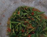 Foto langkah ke 5 dari resep Tumis kangkung terasi.