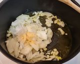 Foto del paso 2 de la receta Patatas guisadas con salchichas frescas al curry