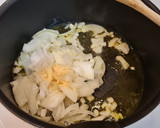 Foto del paso 2 de la receta: Patatas guisadas con salchichas frescas al curry