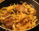Foto del paso 12 de la receta: Fideos con pesto y churrascos encebollados