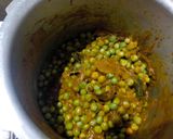 A picture of step 3 of Chatpate hare matar.