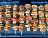 Foto del paso 5 de la receta: Brochetas de Bratwurst marinadas