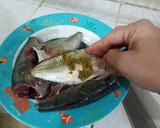 Foto langkah ke 4 dari resep Ikan Kembung Goreng.