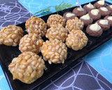 Foto del paso 8 de la receta: Panellets de almendra con Nesquik, rellenos de chocolate blanco y los clásicos de piñones