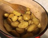Une image de l'étape 5 de Pommes de terre rattes en cocotte au bouillon de bœuf.