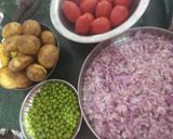 A picture of step 1 of Aloo ghobhi ki tari.