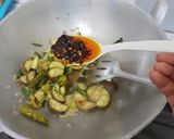Foto langkah ke 5 dari resep Tumis Terong Ungu Cabe Hijau dengan Sambal Dimsum Minyak Pedas.