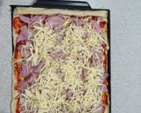 Foto del paso 13 de la receta: Pizza prosciutto con bordes rellenos de cheddar (masa en Thermomix)