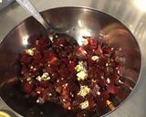 Une image de l'étape 7 de Salade de betteraves aux tomates, bleu d'Auvergne et herbes sauce balsamique.