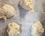 Foto del paso 2 de la receta: Saquitos hojaldre rellenos de camembert-mermelada de pimiento