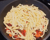 Foto del paso 4 de la receta: Pasta con pimiento rojo, cebolla, zanahorias y apio