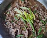 Foto langkah ke 5 dari resep Tumis Daging Sukiyaki Cabe Hijau.