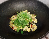 Foto langkah ke 4 dari resep Nasi Orak Arik Telur Kemangi.