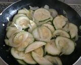 Foto del paso 1 de la receta: Tortilla de calabacín (zapallo italiano)