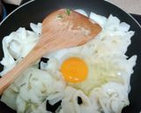 รูปขั้นตอนการทำที่ 3 ของ ก๋วยเตี๋ยวไก่สับคะน้ากรอบ
