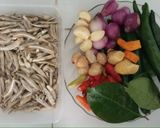 Foto langkah ke 1 dari resep Tumis Kuning Teri Asin Pedas.