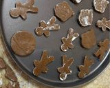 Foto del paso 7 de la receta: Galletitas navideñas de jengibre y canela con harina de almendra