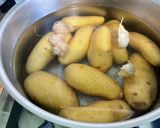 Une image de l'étape 4 de Purée de pommes de terre à l’ail, crème et gingembre.