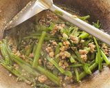 รูปขั้นตอนการทำที่ 4 ของ ผักบุ้งผัดกะปิใส่หมูสับ