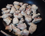Foto del paso 1 de la receta: Pollo a la crema de brandy y champiñones glaseados