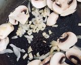 Foto langkah ke 3 dari resep Tumis jamur kancing.