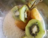 Foto del paso 2 de la receta: Smoothie de kiwi🥝pelón🍑y banana🍌