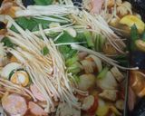 Foto langkah ke 3 dari resep Tom Yum Aneka Bakso Ikan.