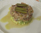 Foto del paso 1 de la receta: Timbal de bonito y aguacate con cebolleta y pepinillos