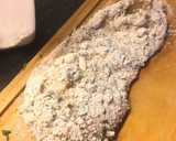 Foto del paso 4 de la receta: Pollo empanado con ajo y rúcula