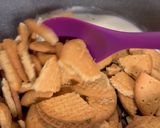 Foto del passaggio 2 della ricetta Fragole con Amaretti e Crema di Cioccolato con Biscotti Digestive